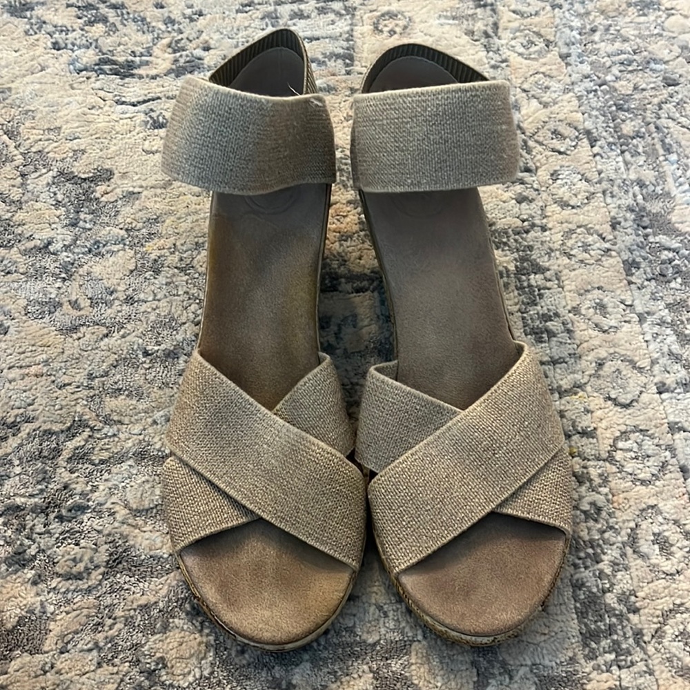 Charleston Shoe Co - Classic “Cannon” Wedge in Linen - womens size 9.5